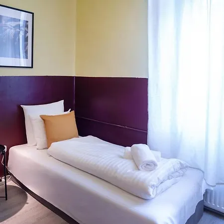 And Large Ac Away From Apartamento Budapest