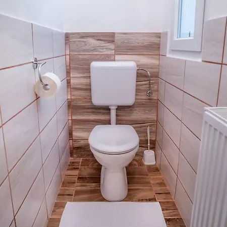 And Large Ac Away From Apartamento Budapest