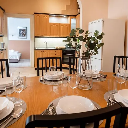 And Large Ac Away From Apartamento Budapest