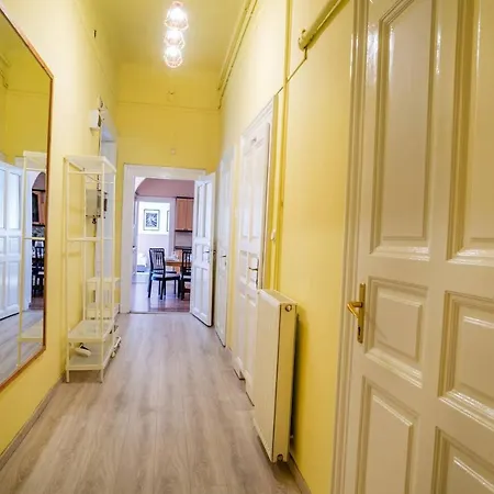 And Large Ac Away From Apartamento *