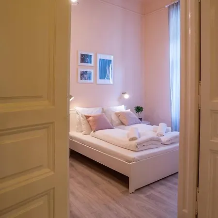 Daire And Large Ac Away From Budapeşte