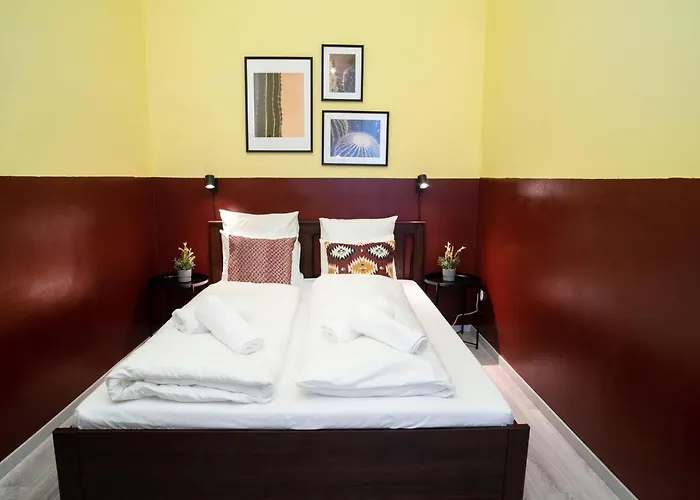 Apartman And Large Ac Away From