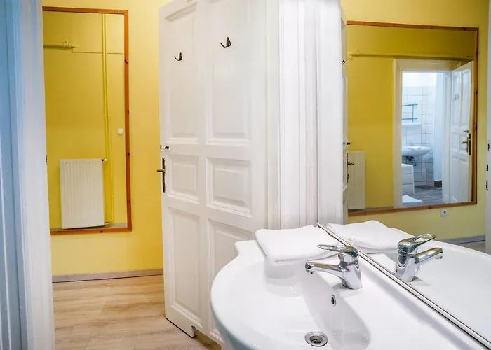 Apartman And Large Ac Away From